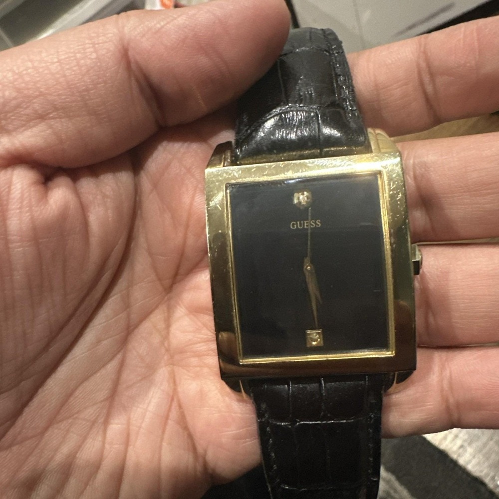 Working Vtg GUESS Mens Gold‎ ToneRectangle Oversize Black watch 37mm Fit 8.5in - Picture 2 of 10